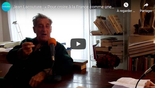 “La devise de Jean Lacouture est une promesse : « ne pas raconter sa vie telle qu’on l’a vécue, mais la vivre telle qu’on la racontera » On devrait enseigner Jean Lacouture dans les écoles. On y apprendrait la vie, l’engagement, le parti pris, l’amitié, l’amour. On y apprendrait à être soi, à être libre, à être debout, à faire progresser l’humanité. On y apprendrait à vivre sans subir, en inventant, sans peur et sans remord, à se construire sans oublier l’autre et en baissant un monde meilleur. Quelqu’un qui a été, est, et sera.  L’histoire de Jean Lacouture est celle d’un bourgeois français du 20e siècle, d’un chrétien qui a couru le monde. Éduqué chez les jésuites, journaliste, il n’était pas destiné à devenir un champion de la décolonisation. Il saura reconnaître certains biens à la colonisation, mais surtout beaucoup de maux. Il va contribuer à l’indépendance des peuples. Passionné de Rugby, mélomane, passionné de tauromachie (comme allégorie de la quête d’absolu ou spirituelle), de l’Egypte, de Stendhal, de Montaigne de Montesquieux, mais pas que. Homme engagé auprès du général Leclerc pendant la guerre, partisan de la première heure de la décolonisation.  Pour Jean Lacouture, la vocation de la France n’est pas de maîtriser le monde, mais est internationale en tant que centre d’équilibre. Nous y parlerons des rencontres avec Mendes France, un homme à la volonté de comprendre, pour qui il aura un profond attachement, ainsi qu’avec Bob Kennedy. Nous ferons un petit retour sur les rapports avec Pol Pot et les Khmers Rouges.   On y parlera de Berck, de Gaulle, Mitterrand, Clemenceau et Machiavel, du monde et du journal Le Monde, du bien, du mal, de l’âme, de conscience, de dieu, de créationnisme, de charité et d’être Chrétien, de l’approche du beau et du bon, des rapports courtois avec la vie, de : « l’autre, celui que je devrais aimer mieux »